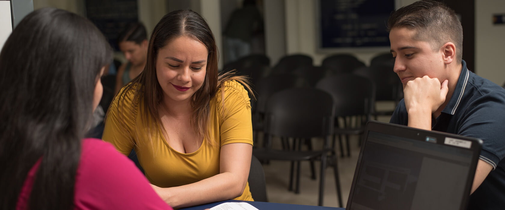 Personal de CONAPE atendiendo a pareja