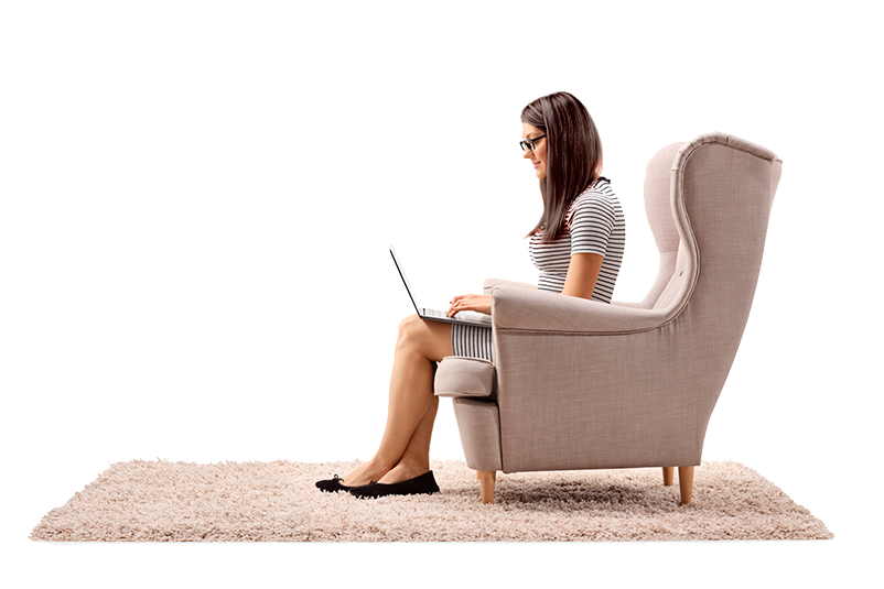 Mujer sentada en un asiento utilizando una computadora portátil