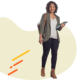 Estudiante sonriendo con un bolso en su espalda y sujetando unos libros.