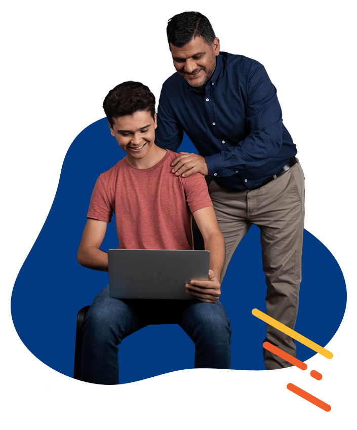 Padre e hijo mirando la computadora