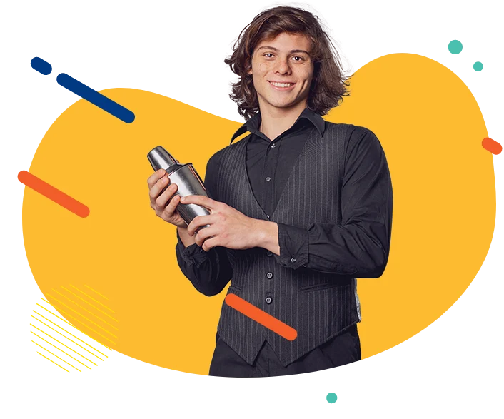 Estudiante masculino de coctelería, sosteniendo un utensilio para mezclar