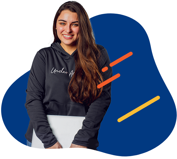 Estudiante sonriendo con una laptop cerrada