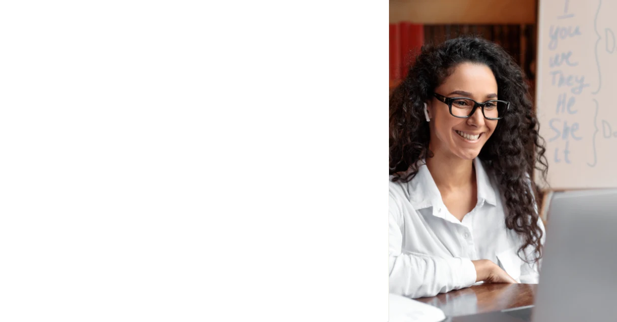 Mujer con una laptop, sonriendo