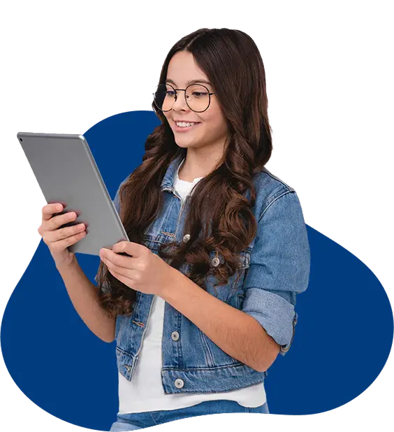 Una adolescente usando una tableta electrónica felizmente