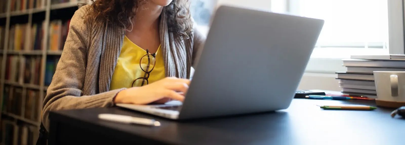 Mujer digitando en una laptop