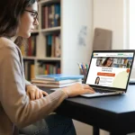 Mujer con una laptop viendo información relacionado a denuncias