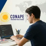 Un hombre joven estudiando