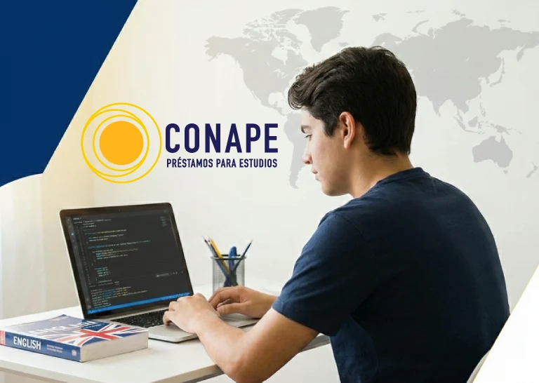 Un hombre joven estudiando